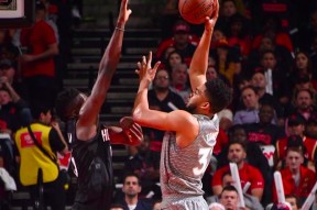 天山战狼队对阵西城朱雀队，举重热身赛险胜，内线统治篮板——赛场纪律更严谨-体育直播