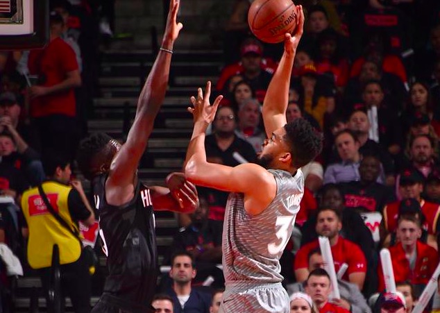 天山战狼队对阵西城朱雀队，举重热身赛险胜，内线统治篮板——赛场纪律更严谨