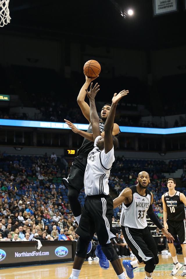 天山战狼队对阵西城朱雀队，举重热身赛险胜，内线统治篮板——赛场纪律更严谨